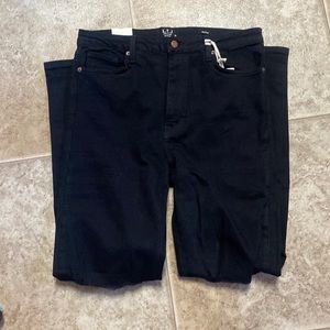 NWT. Venice Distressed Straight leg